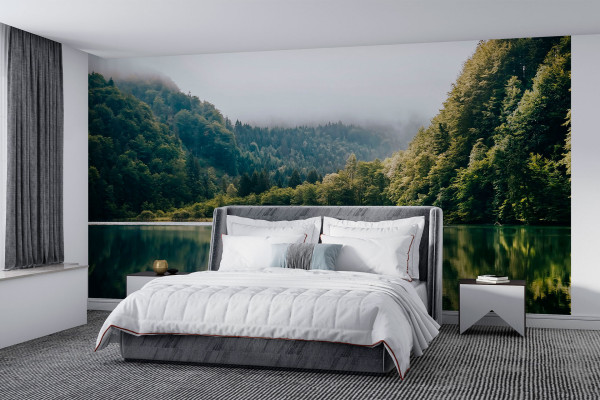 Фотошпалери Красивий пейзаж таємничого лісу на березі озера